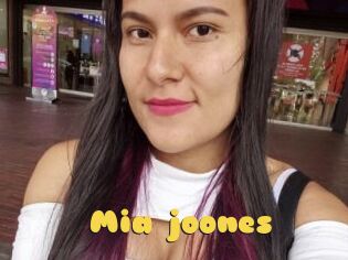 Mia_joones